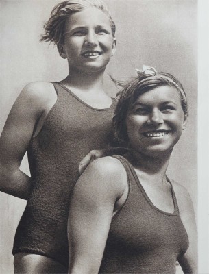 [Советская женщина] Soviet women. [Фотоальбом]. М.-Л.: State art publishers, 1939.